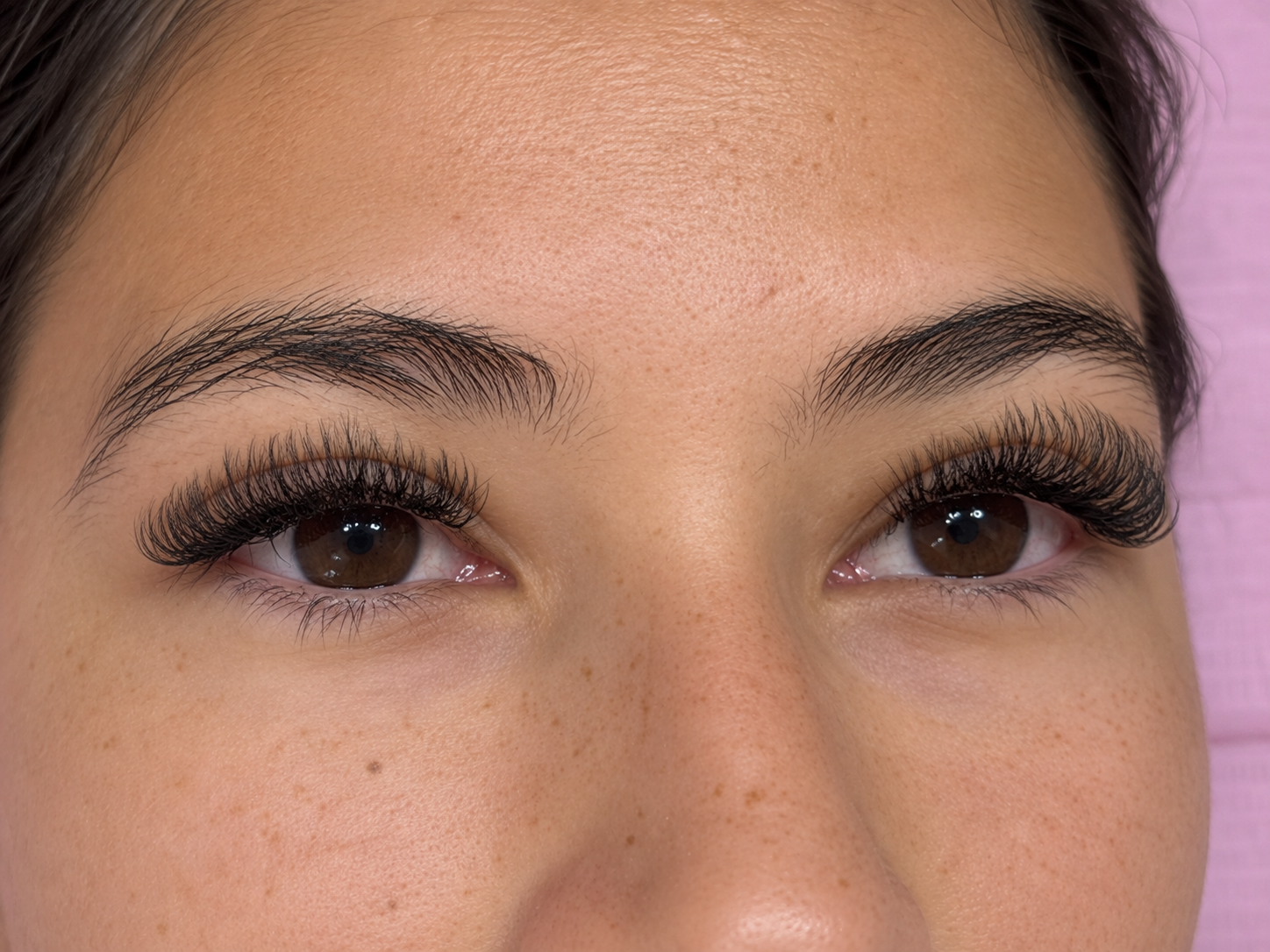Primer plano de pestañas de Candy Lash, fotografía con retoque de piel para la portada
