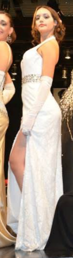 Julieta Collins modelando un vestido blanco en pasarela
